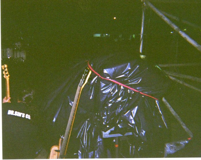 kiss014 Dr. Sin ganhando o palco em São Paulo. Notem a bateria à esquerda, acima.