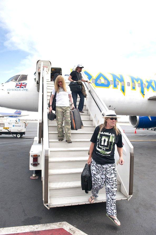 Nicko com a camiseta do Hangar