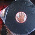 *Na Edição Americana nova em vinil 180g– o selo traz a "mão" - um símbolo clássico para o disco.