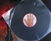 *Na Edição Americana nova em vinil 180g– o selo traz a "mão" - um símbolo clássico para o disco.