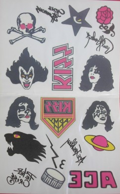As "tattos" no cd remaster - vinham na edição original do vinil em 1977.