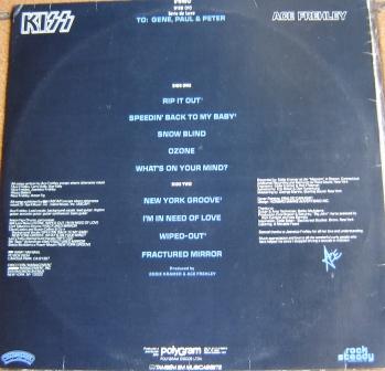 Na contracapa dos albuns solo, O Padrão do Logotipo do Kiss, além da dedicatória aos outros membros da banda.