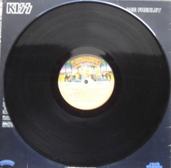 O vinil brasileiro - edição simplificada que não contem nenhum encarte.