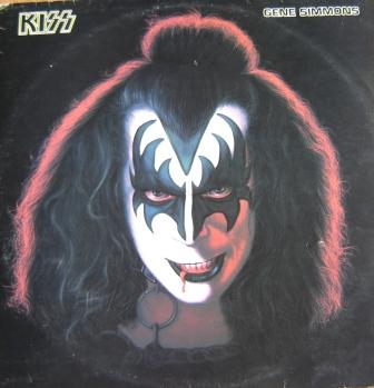 A capa do vinil - mantendo o padrão dos discos solo com fundo em vermelho.