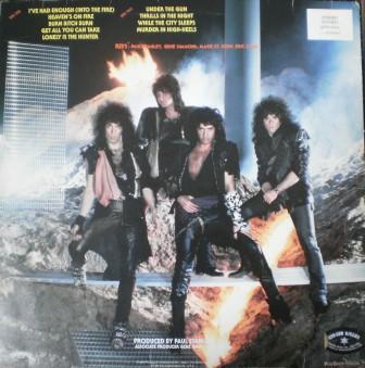 A contracapa do vinil com fotos em montagem