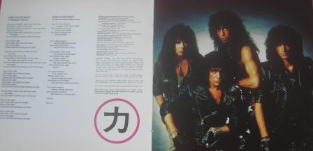 No encarte da edição Cd Remaster as letras e uma foto da banda.