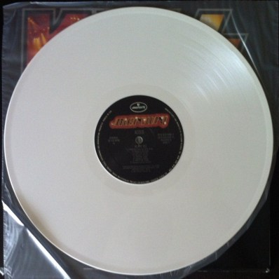 ** Vinil branco na edição especial importada lançada posteriormente ao cd original 