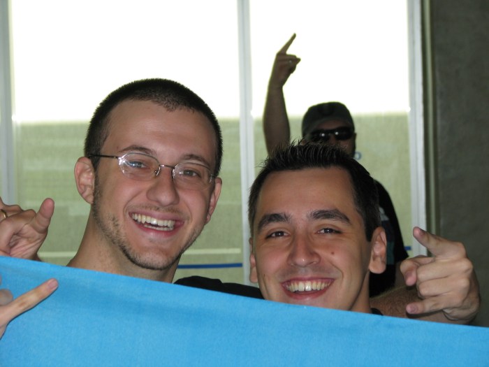 Parace que tinha mais uma pessoa lá trás fazendo a mesma coisa que a gente ...