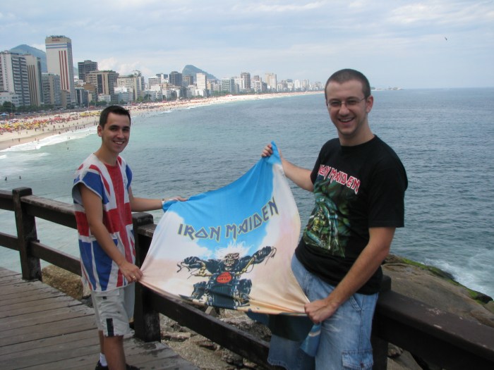 Eduardo e Marcus Batera levando o Eddie para passear na praia
