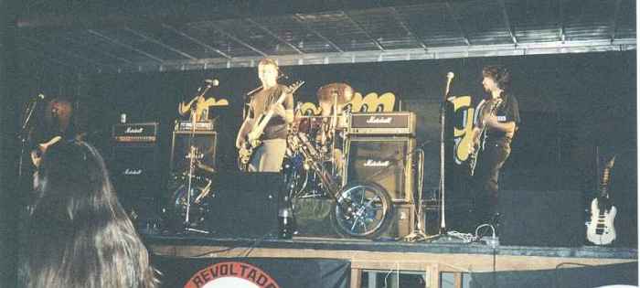 A banda ao-vivo... no site, há várias fotos...