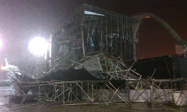 Palco do Guns no RJ (Apoteose) destruído - noite de 14/março/2010