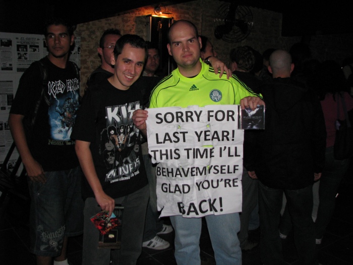 Eduardo e Caio com o pedido de desculpas pelo show em 2009...
