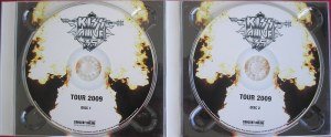 O Álbum duplo com os cds em fundo branco e preto.