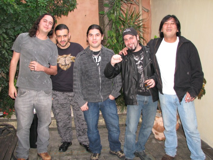 AcllA e, a direita, o presente suporte do Creative Studios