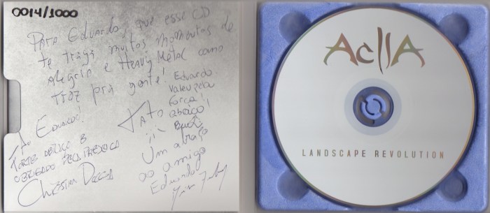 O CD, gentilmente autografado pelos membros da banda. Detalhe para a bonita parte roxa que suporta o disco, de material de amido de batata