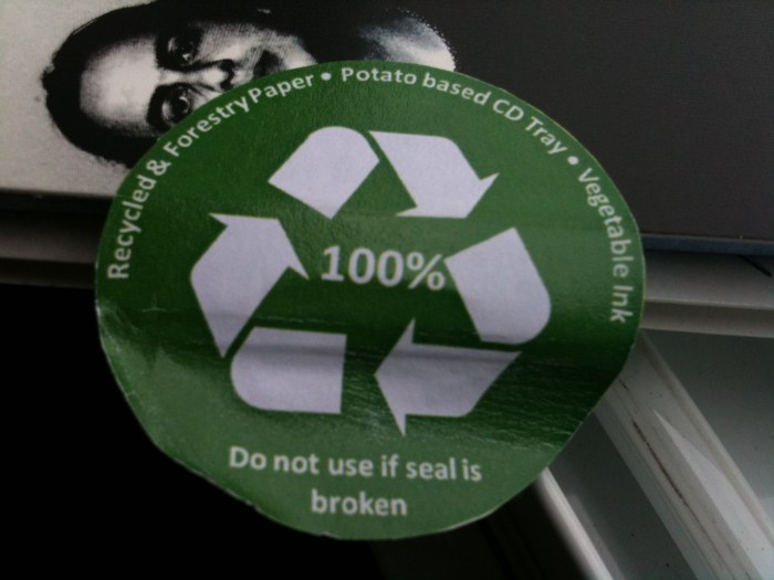 O selo de lacre do CD. A banda tem, em sua essência de vida e abundantemente abordada em suas letras, o apelo sustentável neste crítico momento que a terra está com relação aos seus recursos e a forma que hoje abusamos deles.