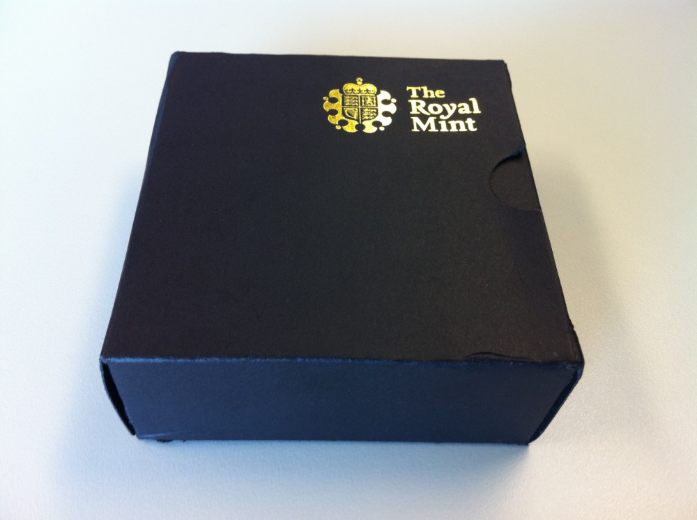 A caixa que a moeda vem é de extremo bom gosto, bem estilão britânico, com aquele tom de material oficial...