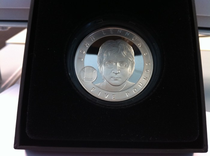 Aí está a frente dela, com fundo espelhado... até para tirar a foto, foi difícil, pois nos refletia...