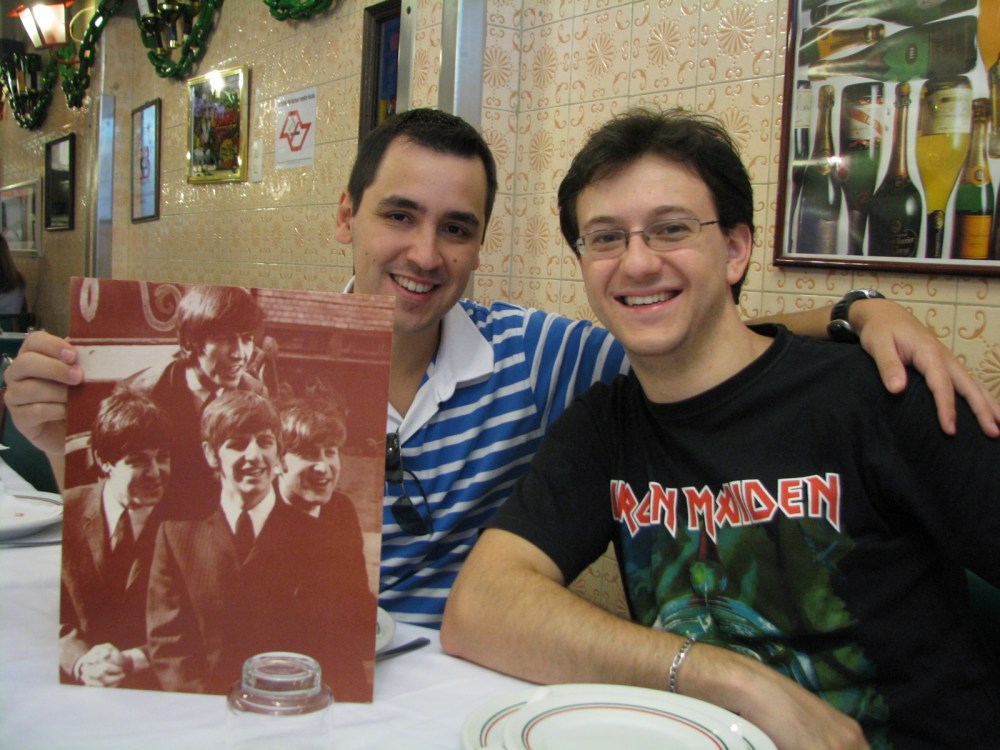 Paul, George, Ringo, John, Eduardo a paisana e Marcus trajado a rigor