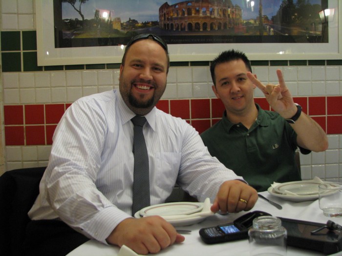 Rapha e Chris DT - o sinal que ele faz é para comemorar os 2 anos do blog :-)