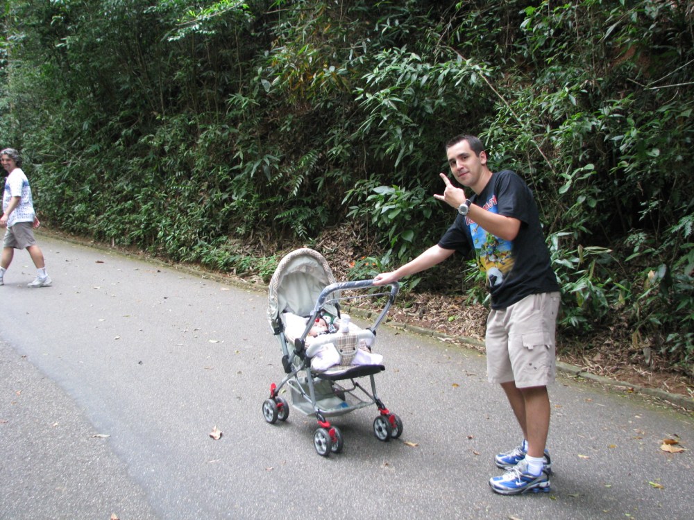 Nesta foto, não é possível ver a camisetinha da filhinha do Remote...