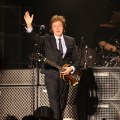 Sir Paul, enfim, vestido como um Beatle