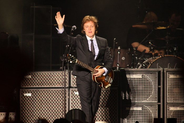 Sir Paul, enfim, vestido como um Beatle