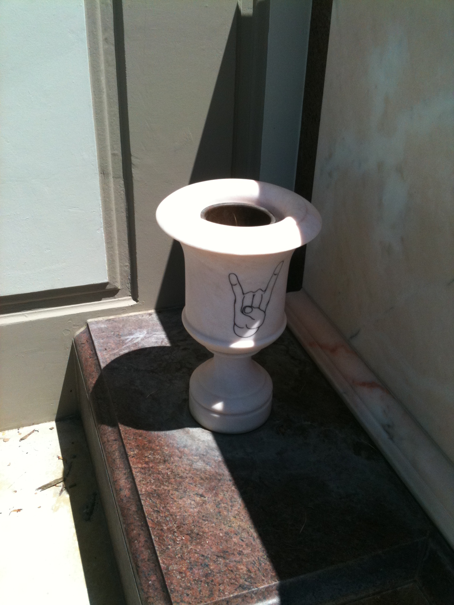 EXCLUSIVO] Cobertura Minuto HM nos EUA – fotos do túmulo de Ronnie James Dio  e That Metal Show (parte 1/5) – Minuto HM, image size:1536x2048