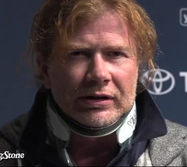 Mustaine com colar cervical (e cara de quem está com dor...)