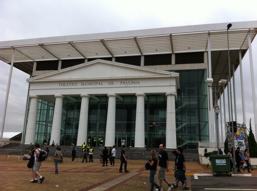 A frente do lindo teatro, que acabou ficando dentro das dependências do festival e acabou sendo muito fotografado