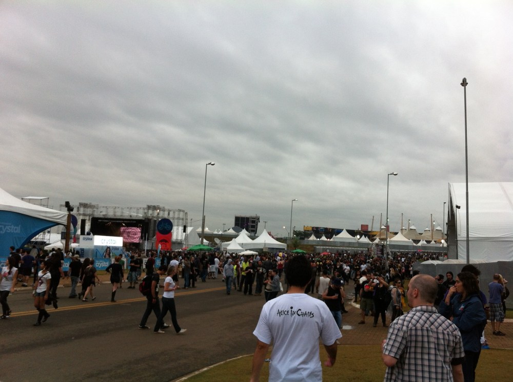 Rua principal da entrada, já com vista parcial dos palcos