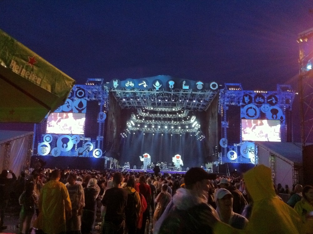 Palco sendo montado para a banda Primus