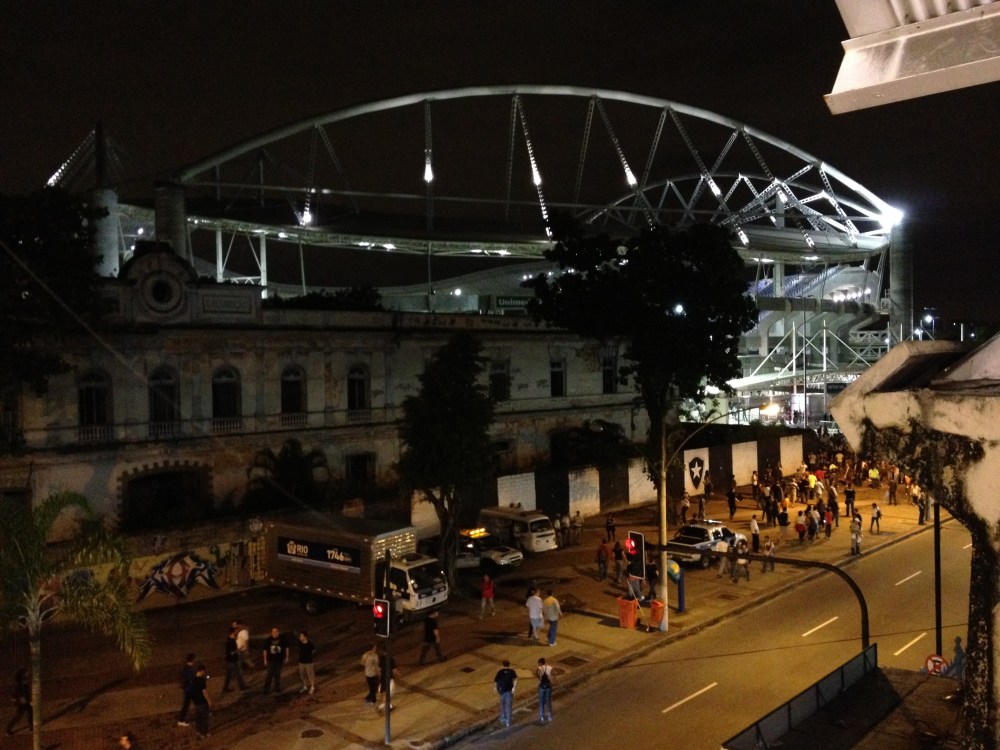 O Engenhão, visto da saída da estação de trem