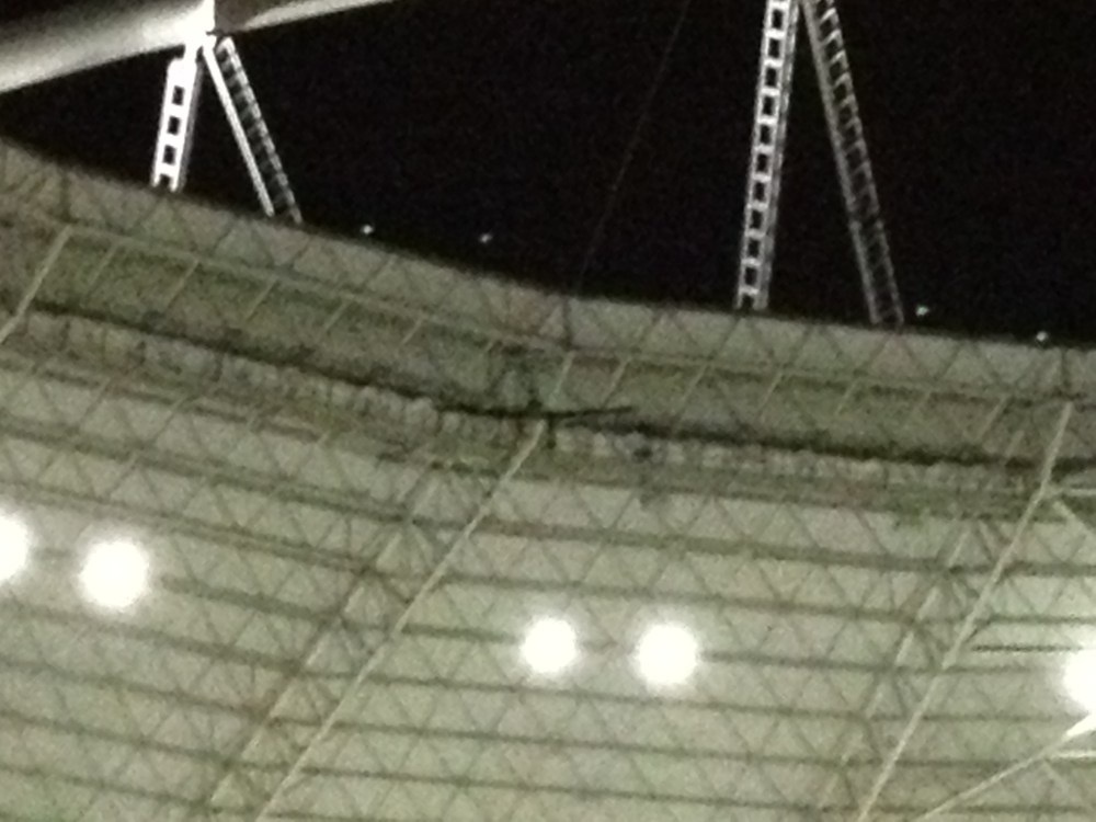 O avião que logo bateria no muro, logo no início do show, em uma das coisas mais legais e divertidas da noite