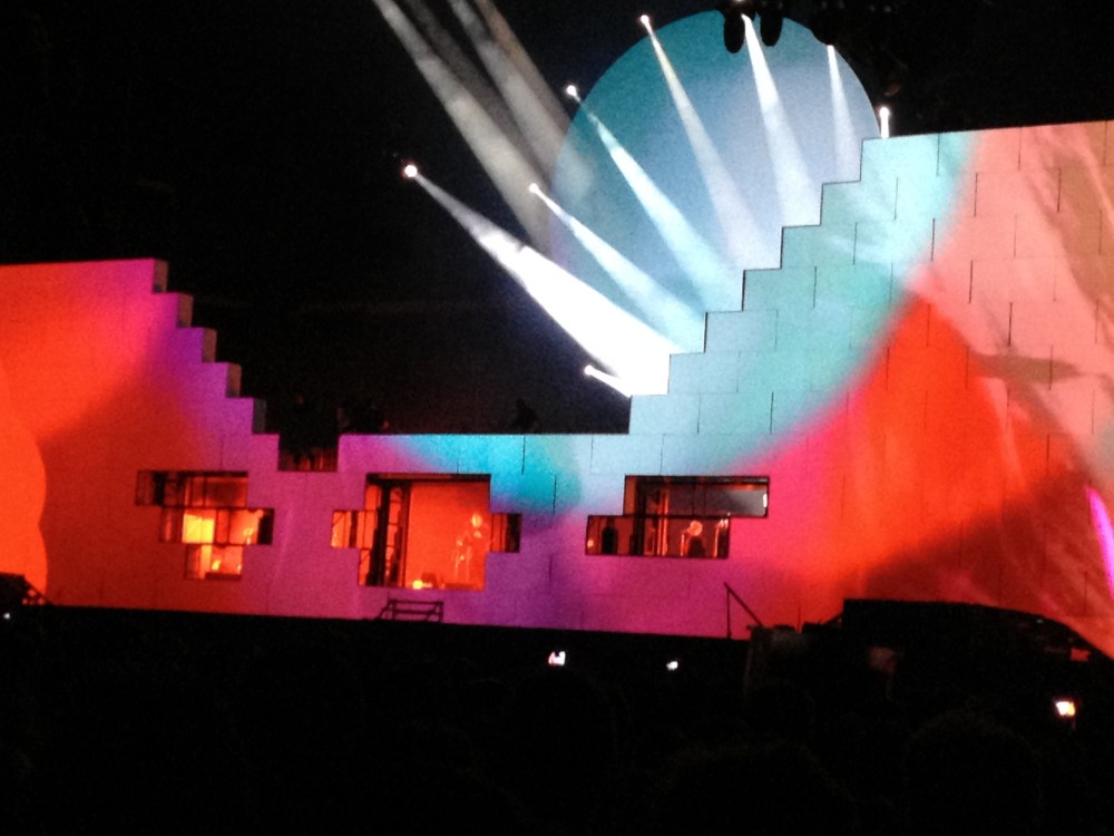 Caminhando para o final do primeiro ato do show, o muro vai se fechando...