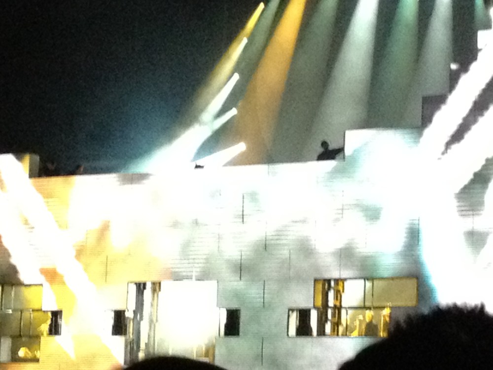 O muro quase totalmente fechado, com pequenas "janelas" estrategicamente posicionadas para os músicos. Organização e sincronismo de outro mundo!