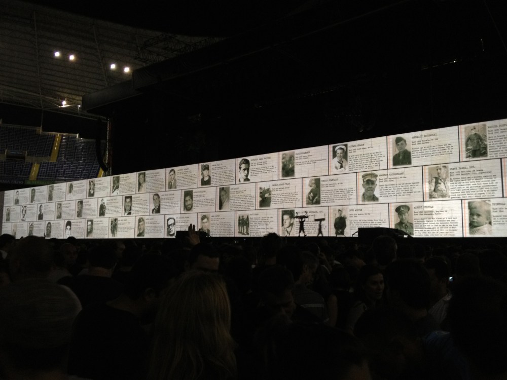 As fotos dos homenageados, exibidas durante os 20 minutos de intervalo entre os atos