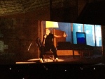 Um buraco no muro mostra Roger Waters em um dos cenários do lado esquerdo do público no segundo ato