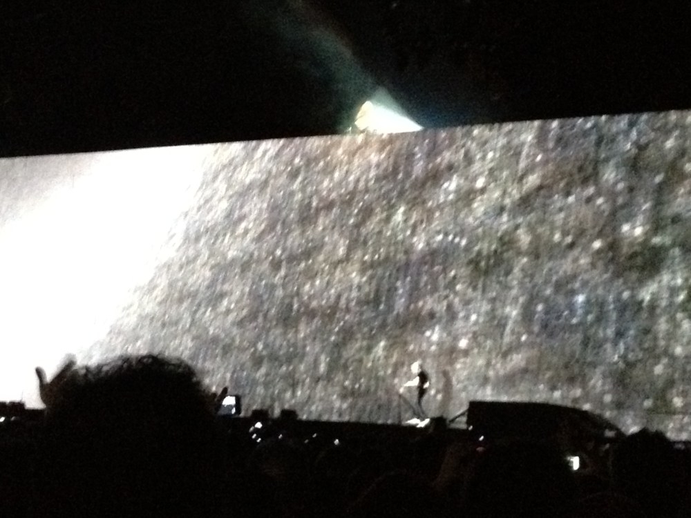 Não, infelizmente não era David Gimour surgindo ali em cima, mas o músico que fez a parte do guitarrista mostrou muita competência, com timbres e uma sonoridade IDÊNTICA ao original do Pink Floyd