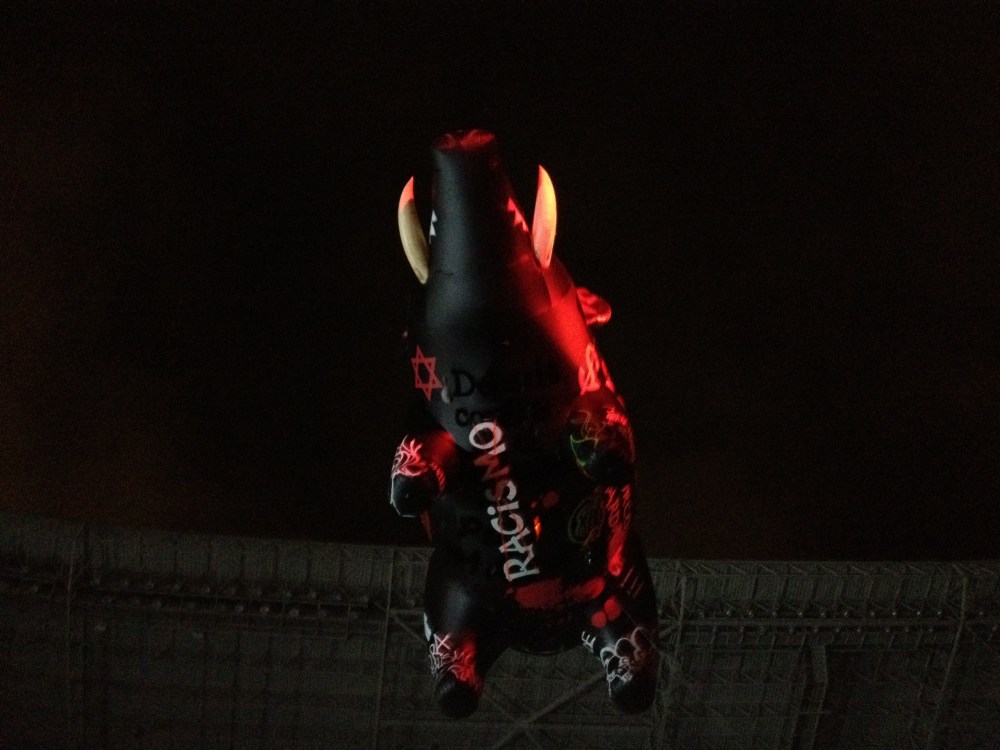 O porco exatamente sob minha cabeça - ele é direcionado por algumas pessoas que circulam entre a pista VIP e a normal - essas pessoas, inclusive, tentam ser discretas para não chamarem a atenção para elas. Outro detalhe que faz toda a diferença...