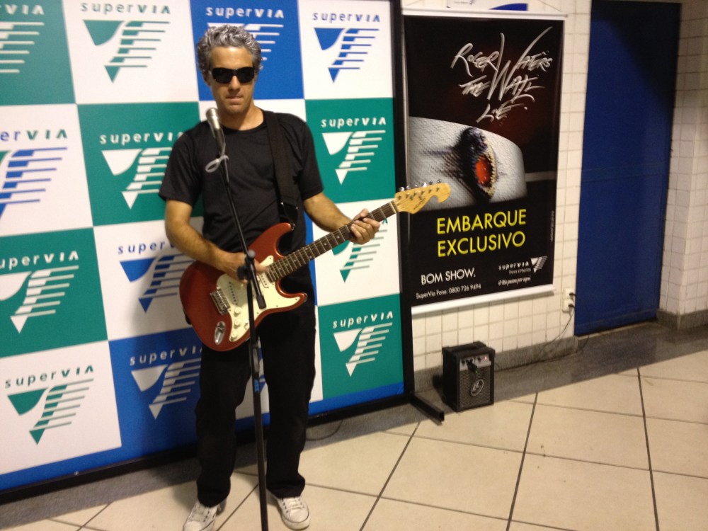 Na saída da estação de trem, a recepção era com Another Brick In The Wall (Parte 2) - como foi no show do Paul Macca em 2011