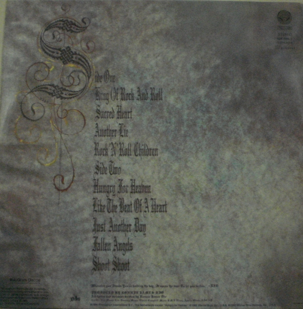 A contracapa de Sacred Heart com a lista das músicas nos dois lados.