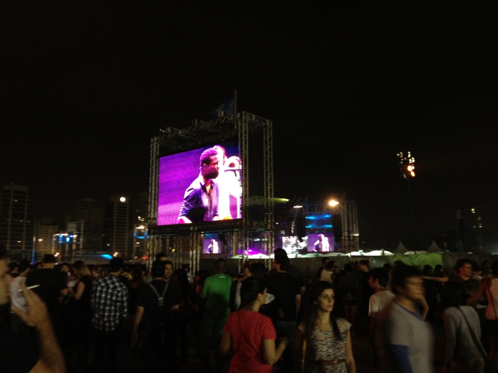 Um dos telões e o palco ao fundo