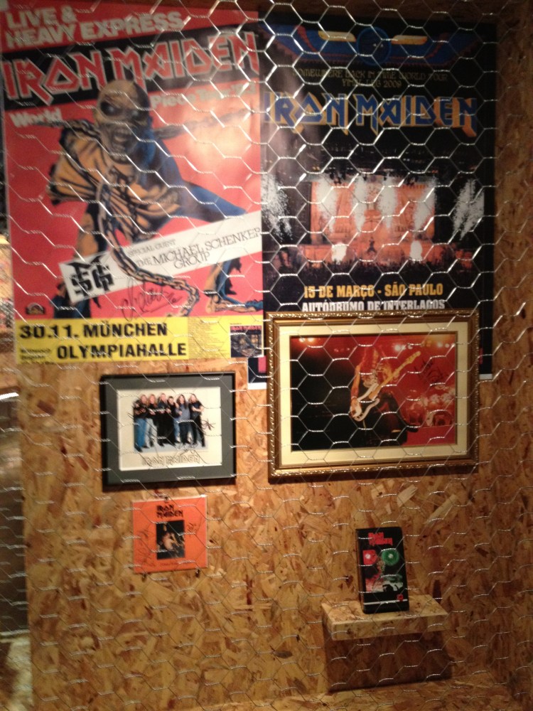 Parede do Iron Maiden com uma cópia do The Soundhouse Tapes