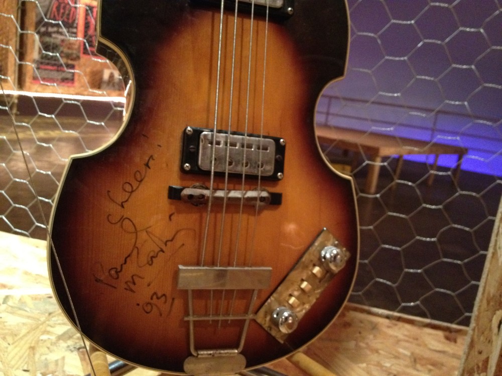 O clássico baixo de Sir Paul McCartney - em destaque, o autógrafo de Macca