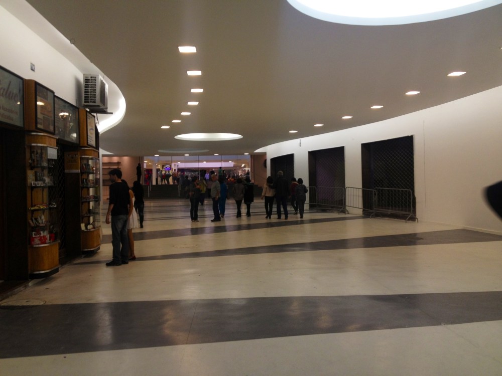 Grande corredor de entrada que abrigou a feira de artesanatos e a loja On Stage.