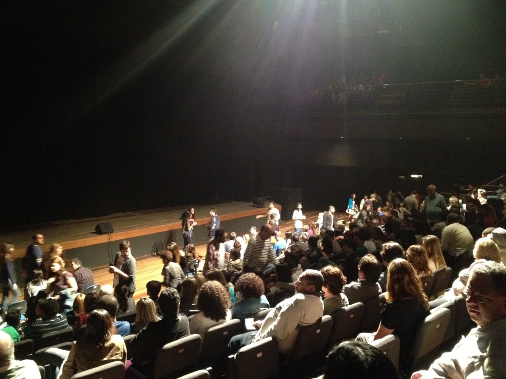 Dentro, do teatro, sistema de poltronas retráteis que que permite que o teatro receba 610 pessoas sentadas e 1500 em pé.