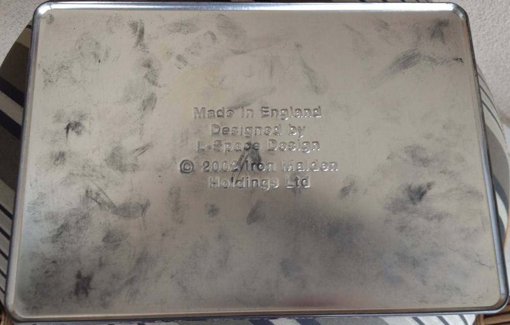 O fundo da caixa não foi esquecido e também traz detalhes em alto relevo