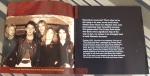 Primeiras páginas do encarte do BBC Archives, com foto trazendo uma foto de um Iron Maiden ainda em formação, mas já com Murray e Di'Anno juntos do "chefe" Harris
