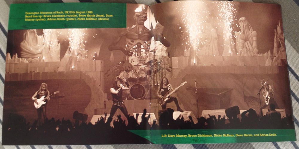 Ainda no encarte do BBC Archives, uma foto da histórica apresentação da banda no Monsters of Rock 1988, em Donington, que detalhamos neste post